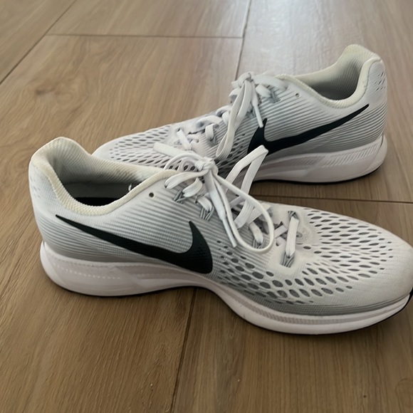 Nike running sneakers - Picture 2 of 3